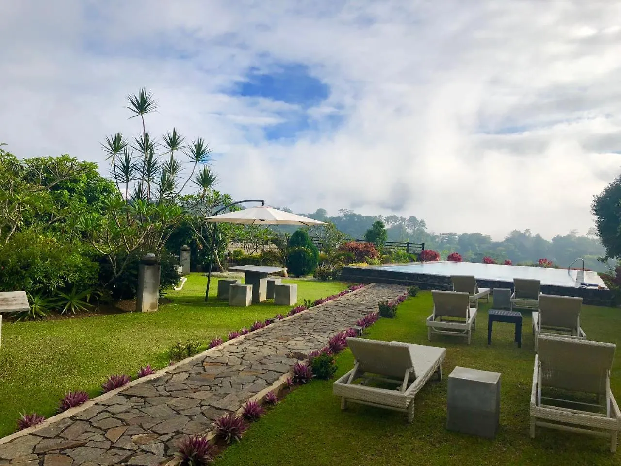 Elegant Hotel Kandy 4*,